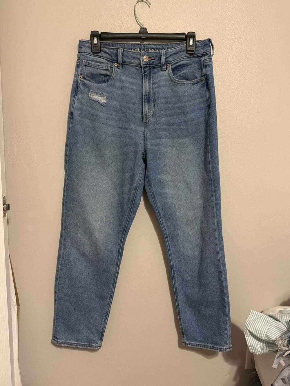 American Eagle Women's High Rise Mom Jeans Stretch Medium Blue Distressed Denim